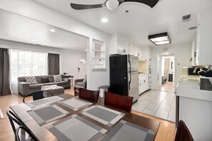 Eine moderne Wohnung mit Essbereich, Küche und Wohnzimmer.