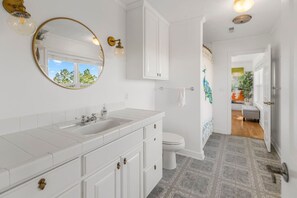 Combined shower/bathtub, hair dryer, towels