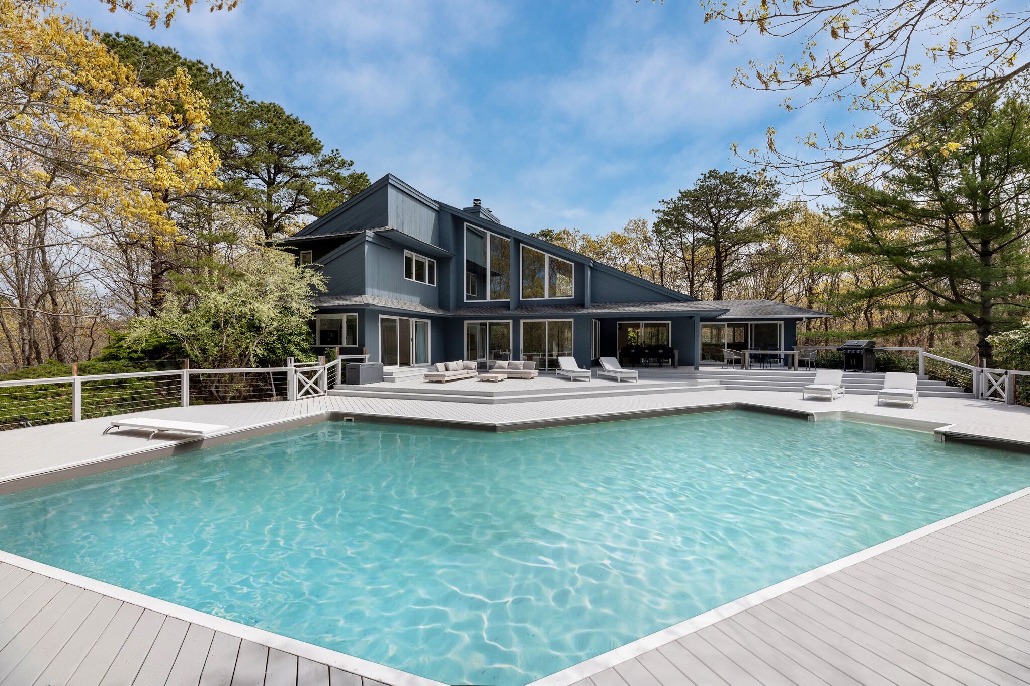 Utendørsbasseng og et oppvarmet basseng