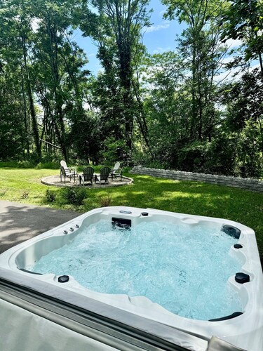 Country House w/Hot Tub, Deck, Grill & Fire Pit