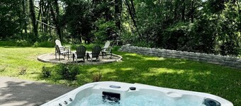 Country House w/Hot Tub, Deck, Grill & Fire Pit