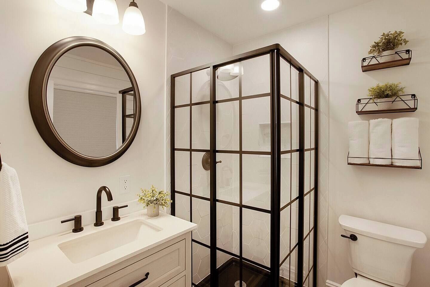 Bañera con ducha, secador de pelo, toallas