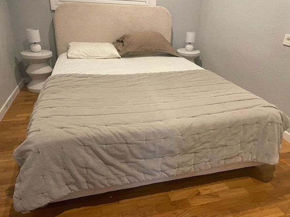 3 sovrum, värdeförvaringsskåp på rummet, skrivbord och ljudisolering