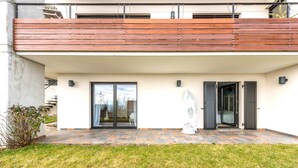 A modern two-story house with a flat roof, large glass doors, and a small garden area. - Bed & breakfast on a hillside with direct access to Colmar (Niedermorschwihr)