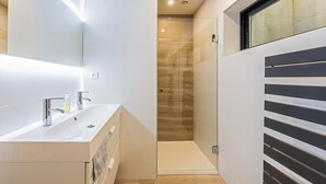 A modern bathroom with a large mirror, a white sink, and a glass shower enclosure. - Bed & breakfast on a hillside with direct access to Colmar (Niedermorschwihr)