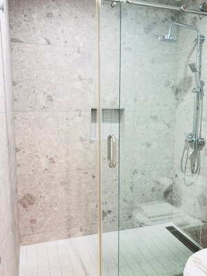 Douche, sèche-cheveux, serviettes fournies, savon