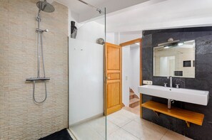 Shower, hair dryer, towels