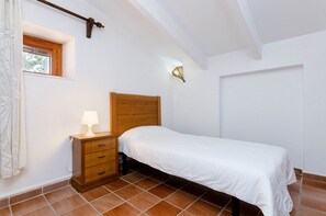 4 bedrooms, iron/ironing board, travel cot, free WiFi