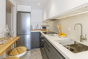 Een koelkast, een microgolfoven, een oven, een vaatwasser