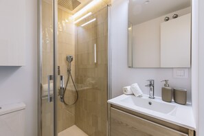 Dusche, Haartrockner, Handtücher, Toilettenpapier