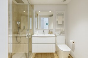 Douche, sèche-cheveux, serviettes fournies, papier toilette