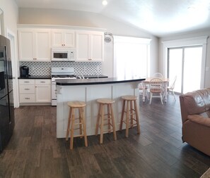 Refrigerador, microondas, horno y parrilla de estufa 