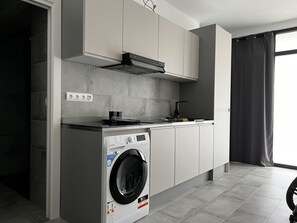 Réfrigérateur, micro-ondes, four, cafetière/bouilloire