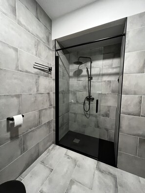 Douche, séchoir à cheveux, serviettes fournies, savon