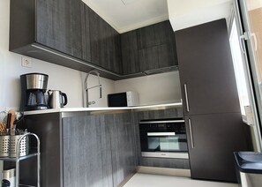 Een koelkast, een microgolfoven, een oven, een kookplaat