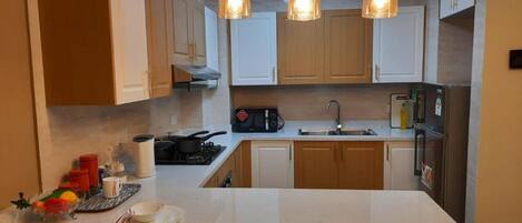 Kjøleskap, mikrobølgeovn, ovn og vannkoker