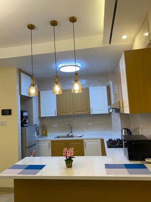 Kühlschrank, Mikrowelle, Ofen, Wasserkocher