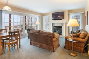 Una Smart TV, una chimenea, un reproductor de DVD