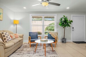 Flat-screen TV, books, streaming services, offices - Siesta Key FL: Heated Pool, Beaches, Family Fun (Sarasota)