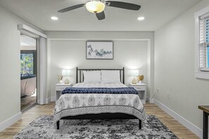 Desk, iron/ironing board, travel cot, WiFi - Siesta Key FL: Heated Pool, Beaches, Family Fun (Sarasota)
