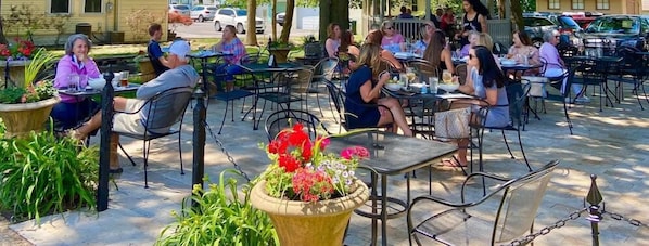 Outdoor dining - The Retreat - Private Pool-Spa-Firepit-Gameroom (Greenwood)