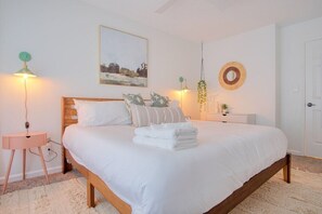 4 chambres, bureau, fer et planche Ă repasser, lit parapluie