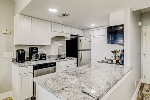 冷蔵庫、電子レンジ、オーブン、コンロ