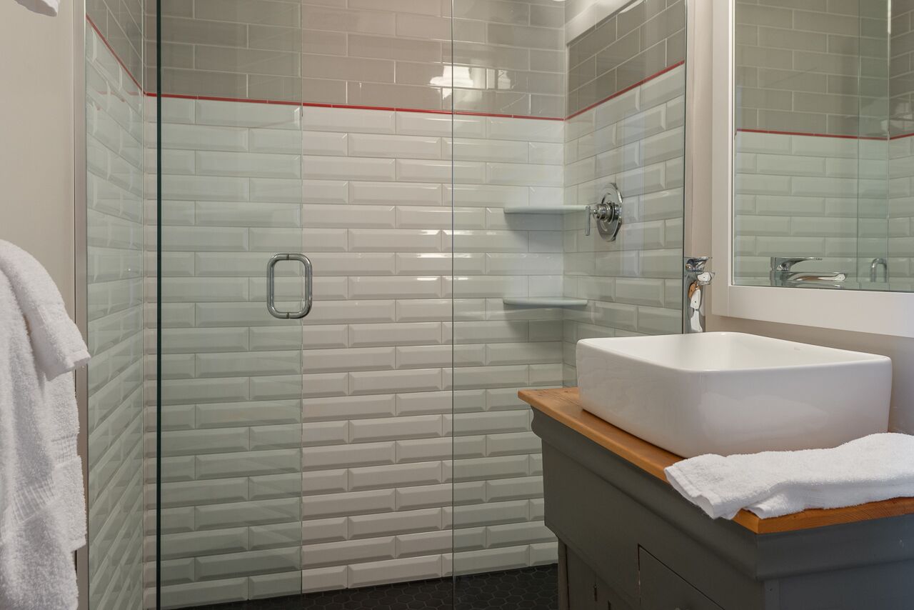 Een douche, een haardroger, handdoeken