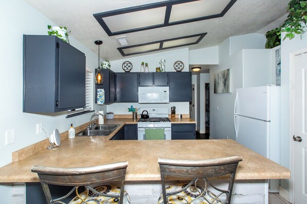 Réfrigérateur, micro-ondes, four, plaque de cuisson