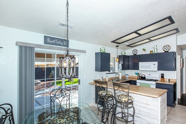 Een koelkast, een microgolfoven, een oven, een kookplaat