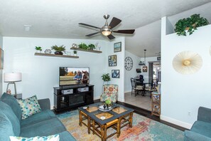 Smart-TV, Kamin, Bücher