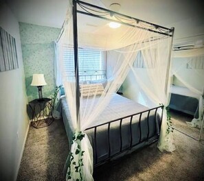 4 makuuhuonetta, tallelokero huoneessa, työpöytä, silitysrauta/-lauta