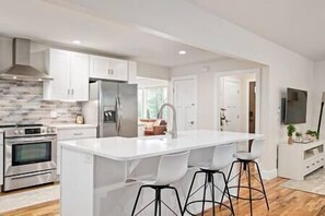 Fridge, microwave, oven, stovetop - Luxury mountain oasis, hot tub & 15 mins to DT AVL, bring furry friends! (Alexander)