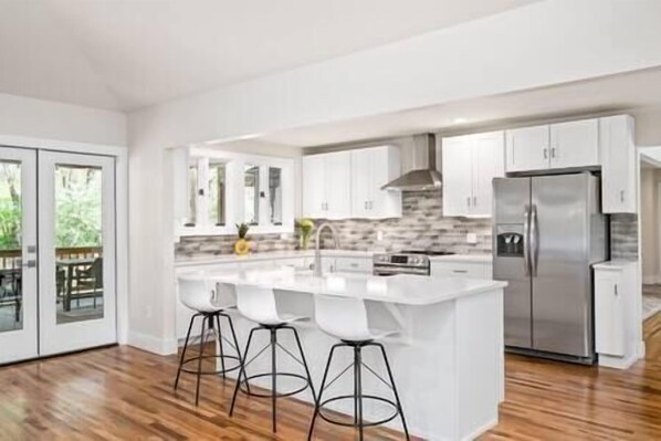 Fridge, microwave, oven, stovetop - Luxury mountain oasis, hot tub & 15 mins to DT AVL, bring furry friends! (Alexander)