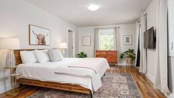 6 dormitorios, tabla de planchar con plancha, cuna de viaje