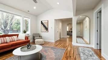 Smart-TV, Tischfußball, Bücher