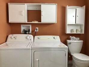 Combined shower/bathtub - Alder House serenity on the steps of Gros Morne National Park (Bonne Bay Pond)
