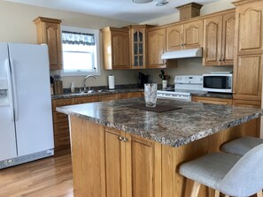 Private kitchen - Alder House serenity on the steps of Gros Morne National Park (Bonne Bay Pond)