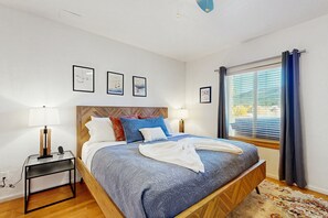 4 bedrooms, iron/ironing board, Internet, bed sheets