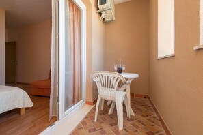 1 bedroom, iron/ironing board, internet, bed sheets