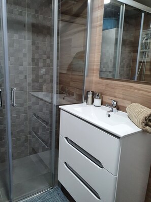 Dusche, Haartrockner, Handtücher