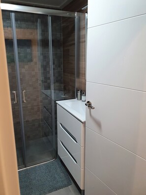 Regadera, secadora de cabello, toallas 