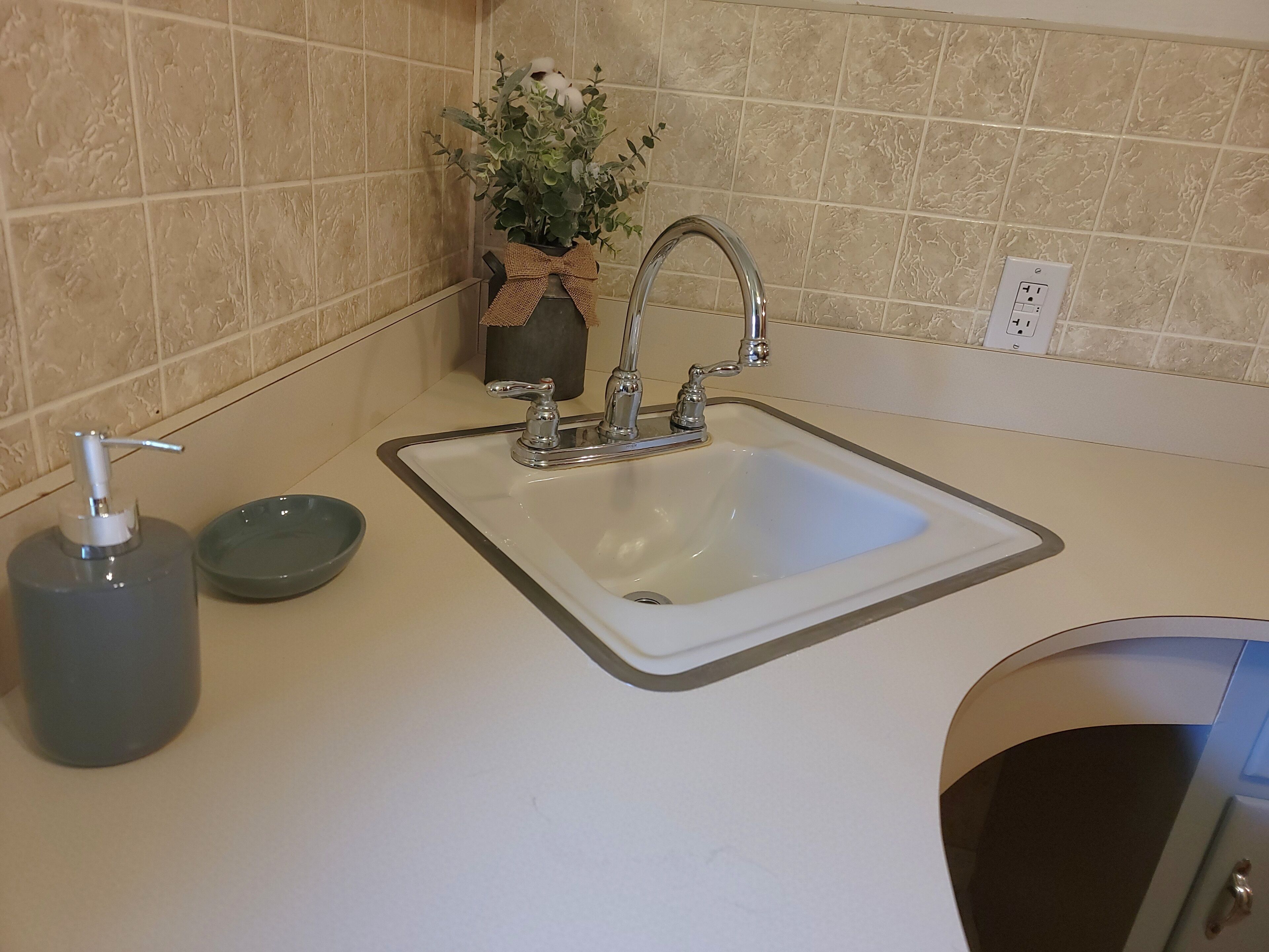 Kombinert dusj/badekar, hårføner, håndklær og toalettpapir