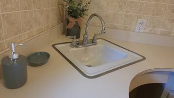 Kombinert dusj/badekar, hårføner, håndklær og toalettpapir