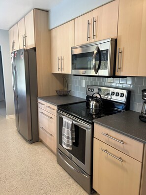 Refrigerador, microondas, horno y parrilla de estufa 