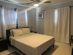 3 habitaciones, escritorio y tabla de planchar con plancha 