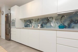 �ثلاجة، فرن، موقد طهي مسطح، غسالة أطباق