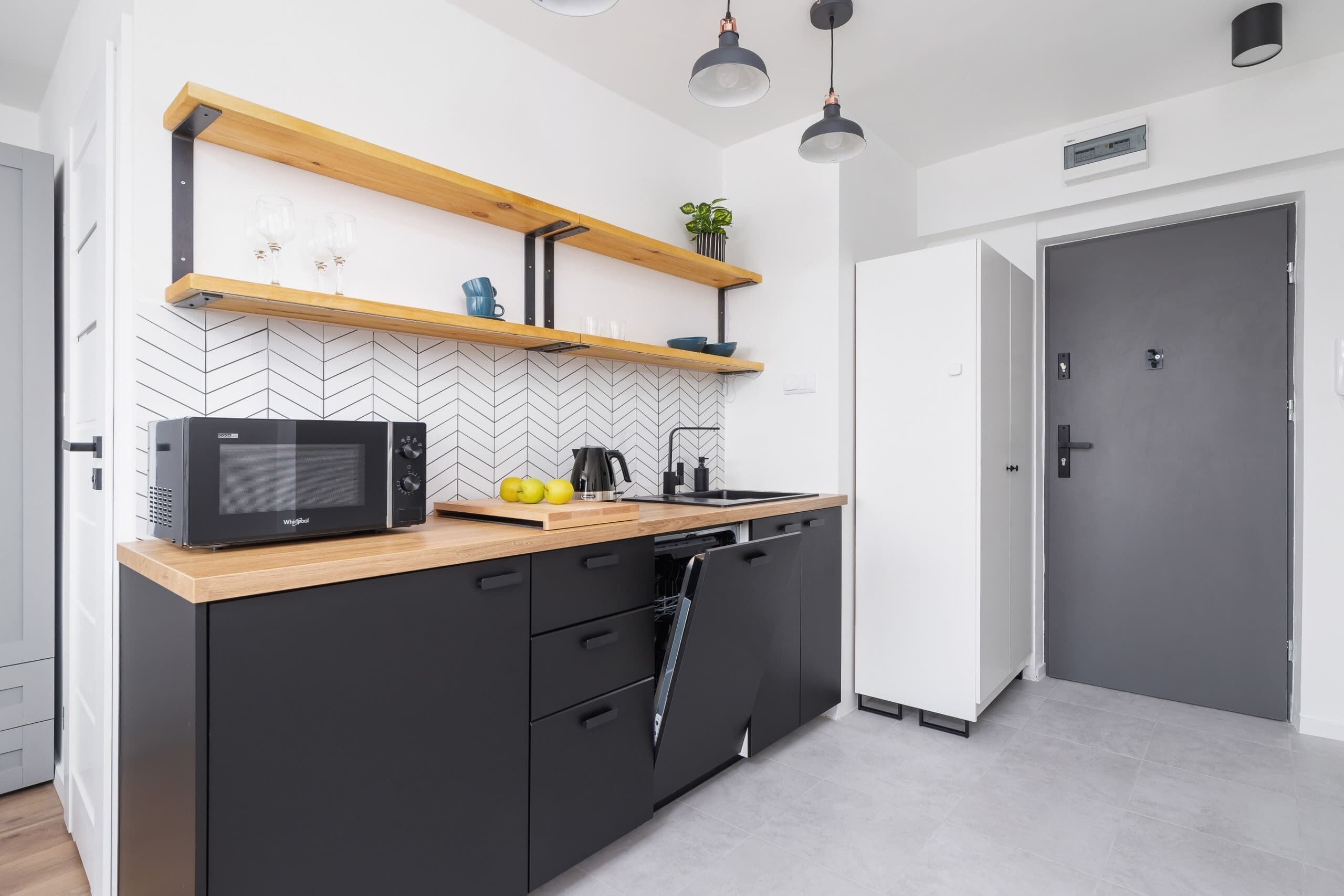 Kühlschrank, Mikrowelle, Herdplatte, Geschirrspüler