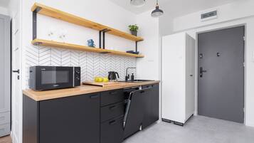 Kühlschrank, Mikrowelle, Herdplatte, Geschirrspüler