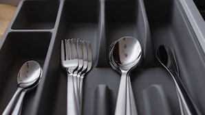 Eine Schublade mit Fächern, die Löffel, Gabeln und einen Löffel enthalten.